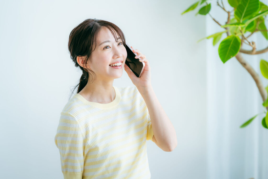 電話する女性